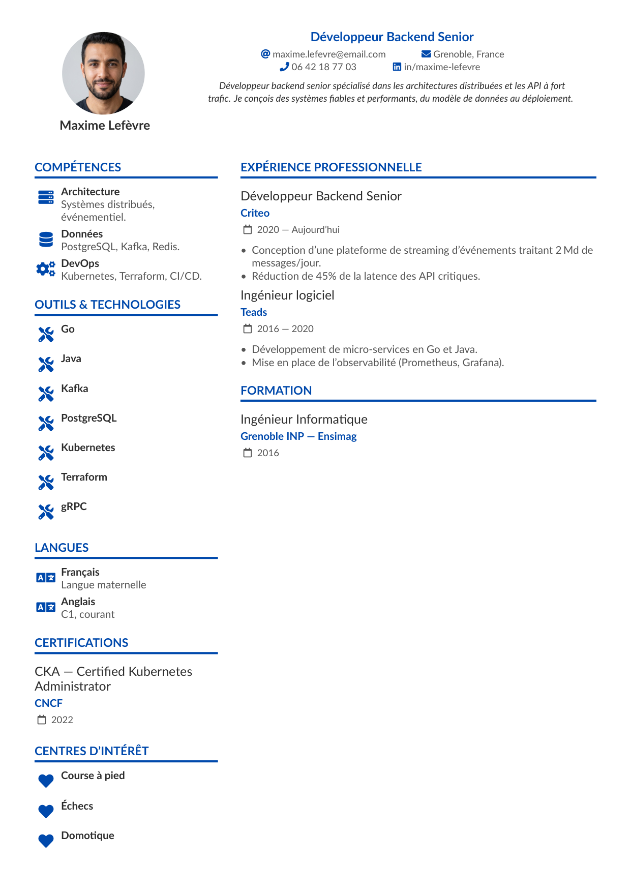 Aperçu du template de CV AltaCV Pro — deux colonnes avec photo circulaire