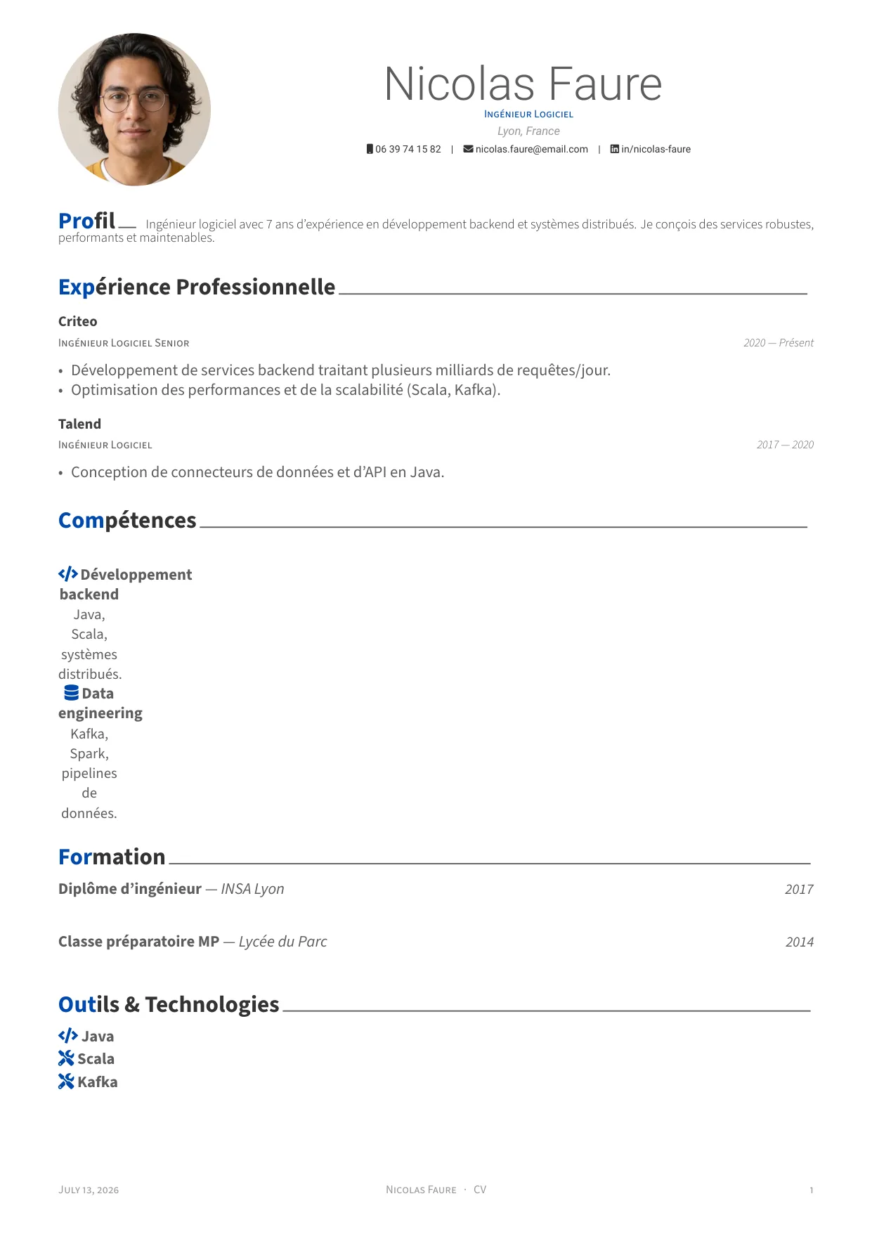 Aperçu du template de CV Finance — en-tête couleur avec photo circulaire