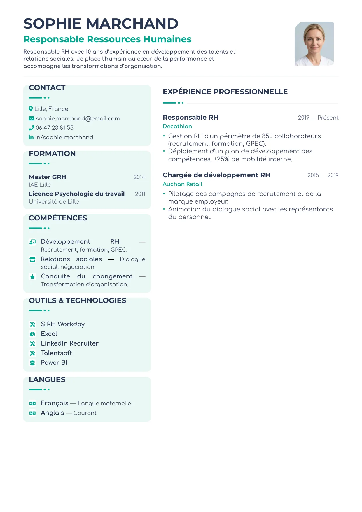 Aperçu du template de CV Créatif — bicolonne créative à panneaux teintés émeraude