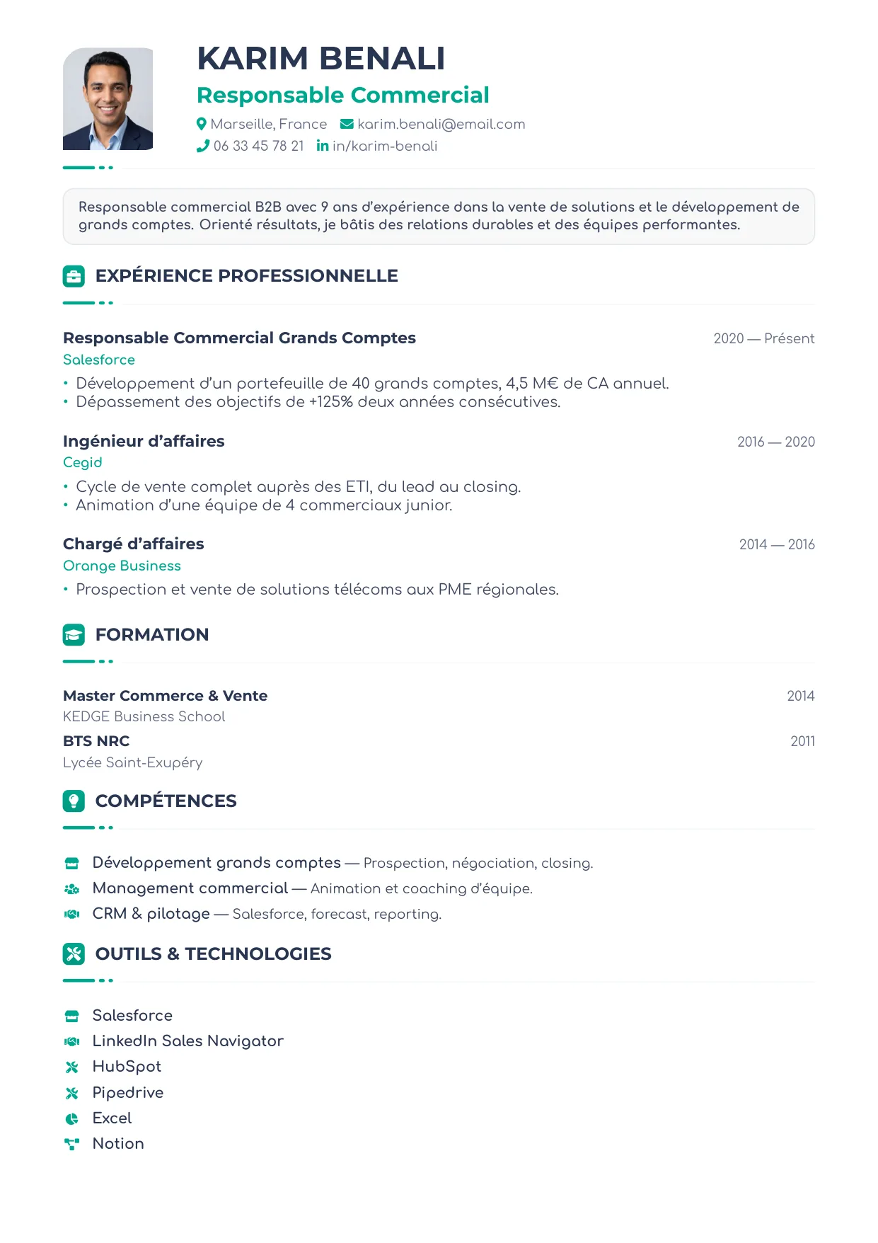 Aperçu du template de CV Chef de Projet — charte CVGator avec badges de rubriques émeraude
