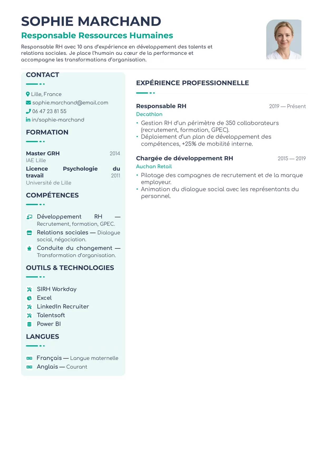 Aperçu du template de CV Épuré — bicolonne à sidebar teintée émeraude pâle