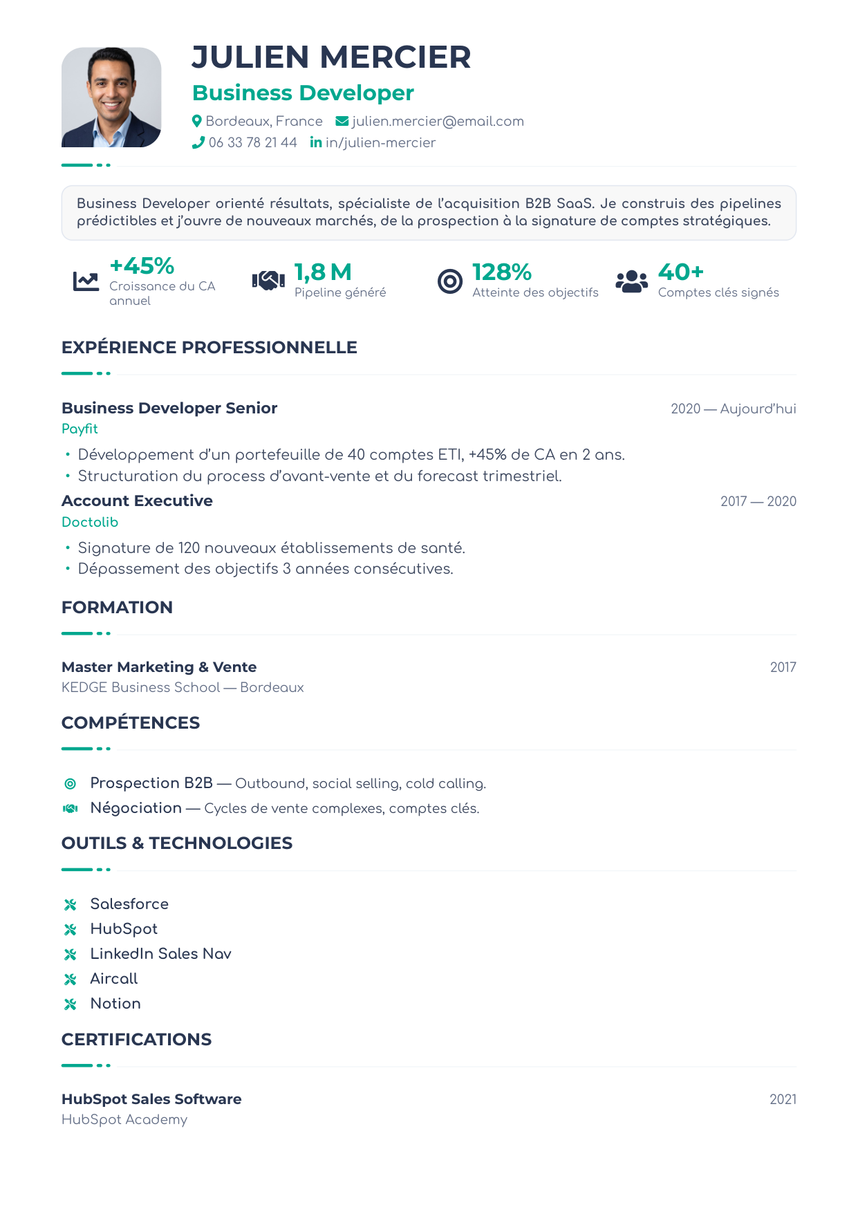 Aperçu du template de CV ZYZo@cvgator — charte CVGator avec bandeau chiffres-clés
